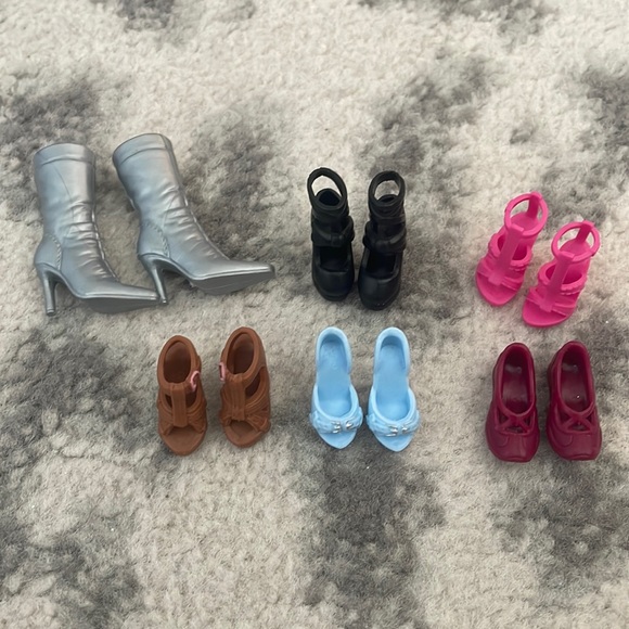 🩷BARBIES WITH VANITY AND KITCHEN🩷 - Picture 9 of 11